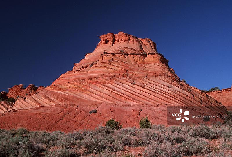 美国亚利桑那州帕里亚峡谷朱红悬崖荒野区的纳瓦霍砂岩地貌图片素材