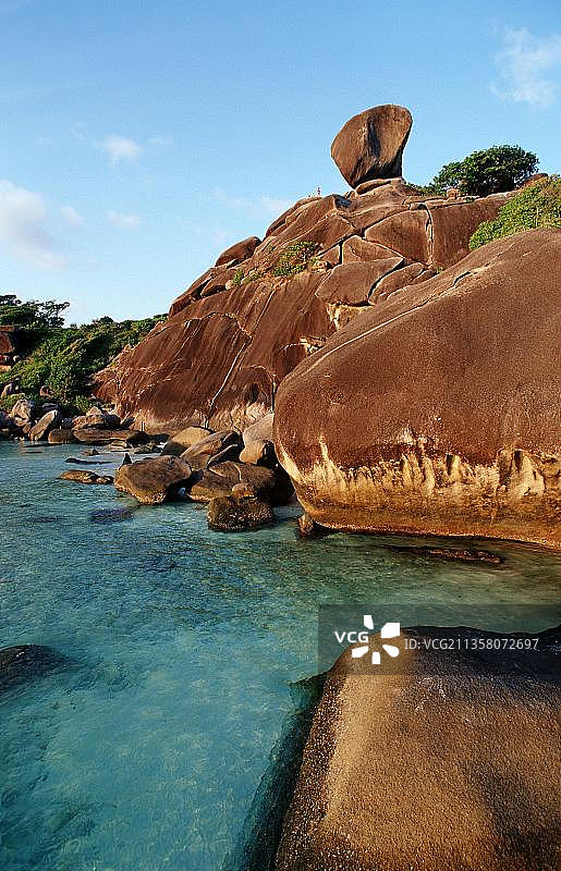 泰国斯米兰群岛唐老鸭湾海岸上的岩石图片素材