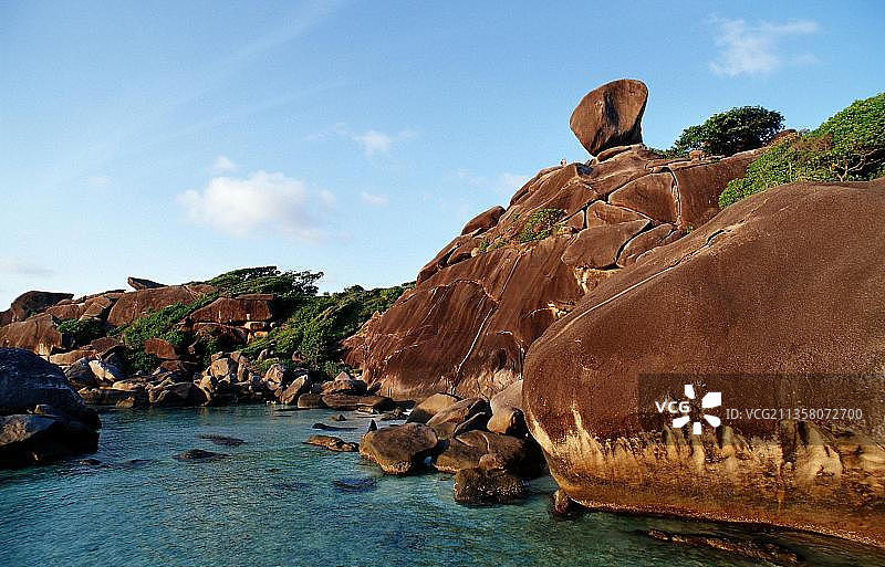 泰国斯米兰群岛唐老鸭湾海岸岩石图片素材