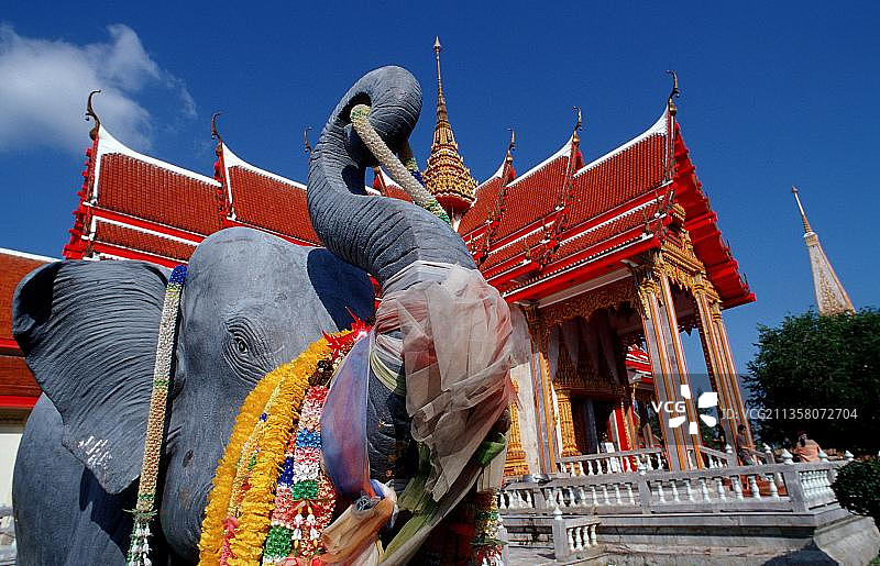 泰国普吉岛帕通寺的象雕像图片素材