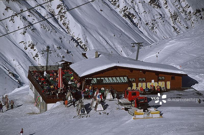 奥地利蒂罗尔州Obergurgl滑雪小屋的游客和压雪机图片素材