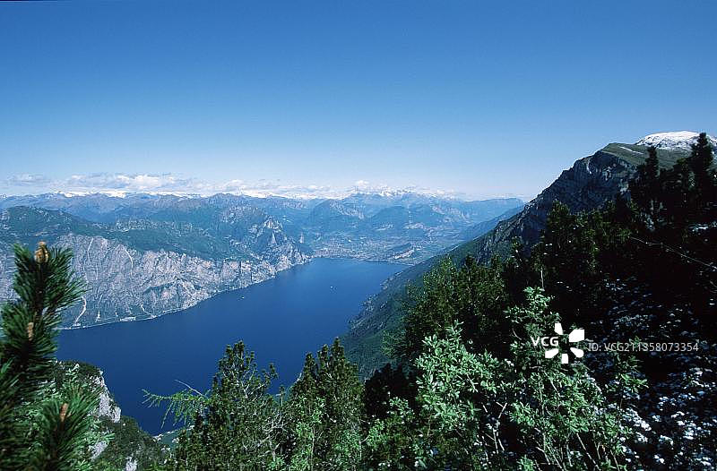 意大利加尔达湖与巴尔多山景图片素材