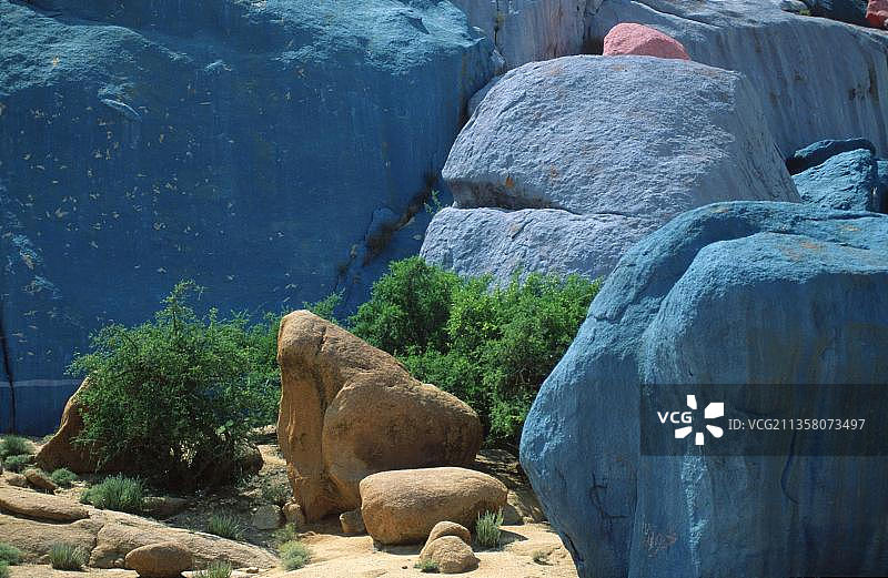 由比利时画家让·韦拉姆在摩洛哥塔夫鲁特反阿特拉斯地区绘制的岩石画图片素材