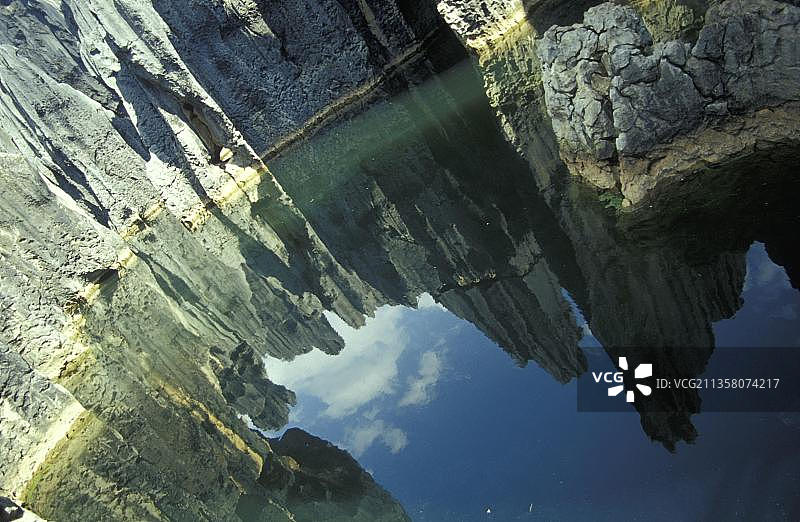 中国云南昆明石林石灰岩湖中倒影图片素材