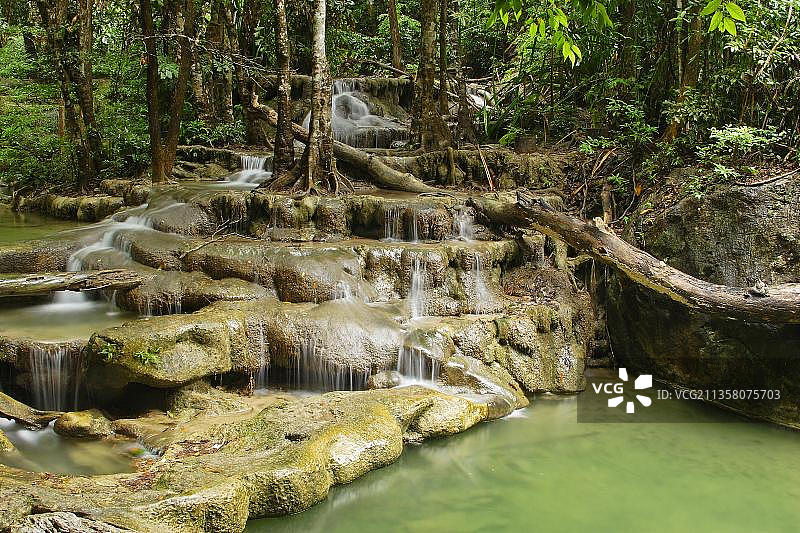 泰国北碧府爱侣湾国家公园瀑布图片素材