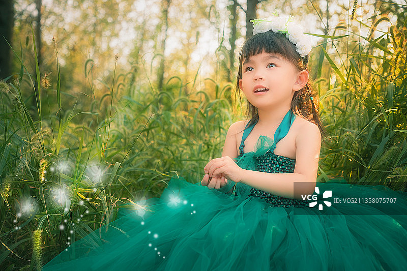 夏季丛林里的精灵小女孩图片素材