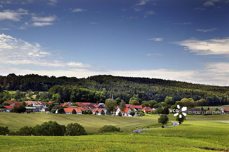 德国图林根希尔德布格豪森县黑尔德堡地区黑尔德堡村庄，绿化带，前德意志联邦共和国边境小路图片素材