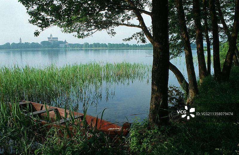 波兰维格里国家公园苏瓦乌基湖区湖岸上的划艇图片素材
