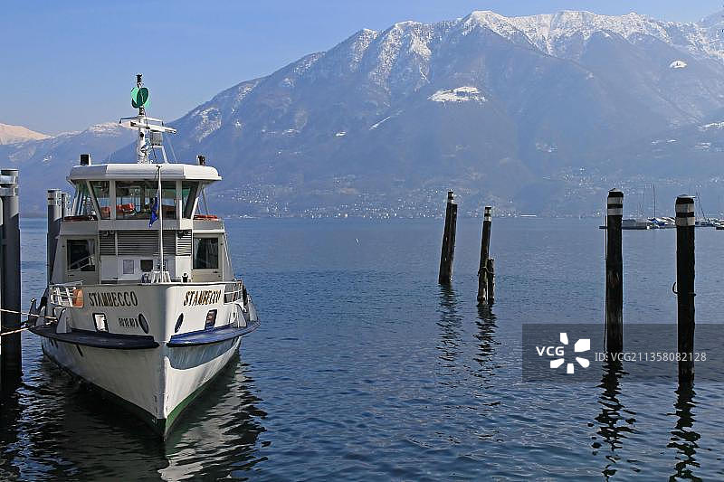 瑞士提契诺洛迦诺马焦雷湖上的船图片素材