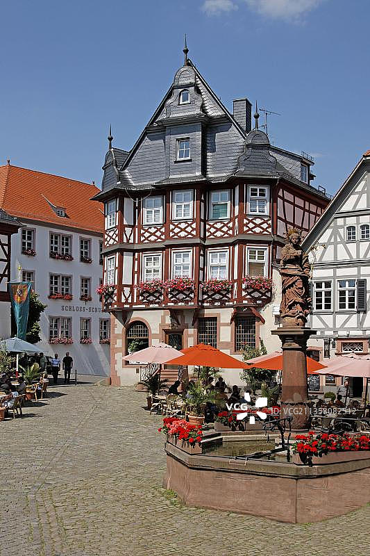德国黑森州奥登瓦尔德山区的海ppen海姆市场，设有喷泉和街头咖啡馆图片素材