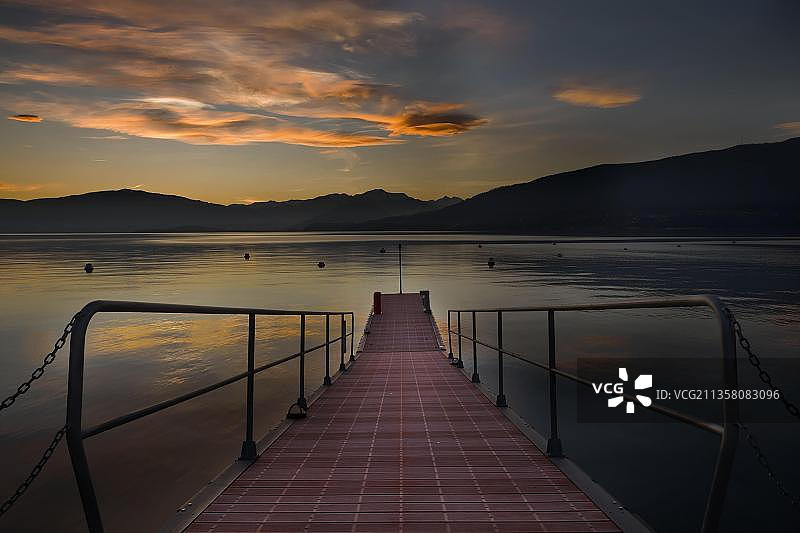 马焦雷湖拉韦诺码头，意大利瓦雷泽省伦巴第图片素材