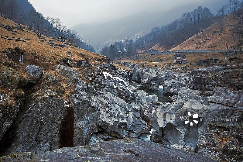 瑞士提契诺州拉韦尔泰佐附近韦尔扎斯卡山谷的萨尔蒂桥图片素材