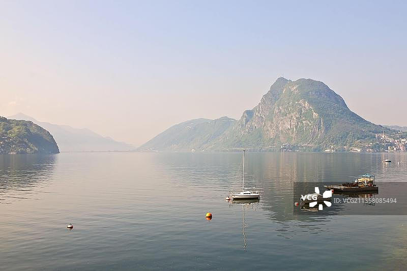 从卢加诺湖观看圣萨尔瓦托山景色图片素材