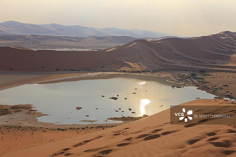 纳米比亚苏索斯维利地区的沙丘与特莫拉埃尔湖图片素材