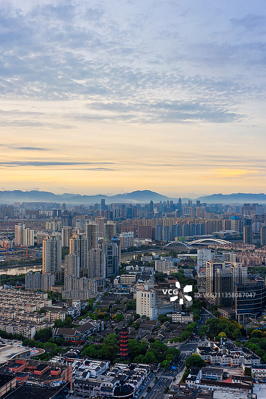 航拍浙江省宁波市海曙区全景宁波东站天封塔都市风景图片素材