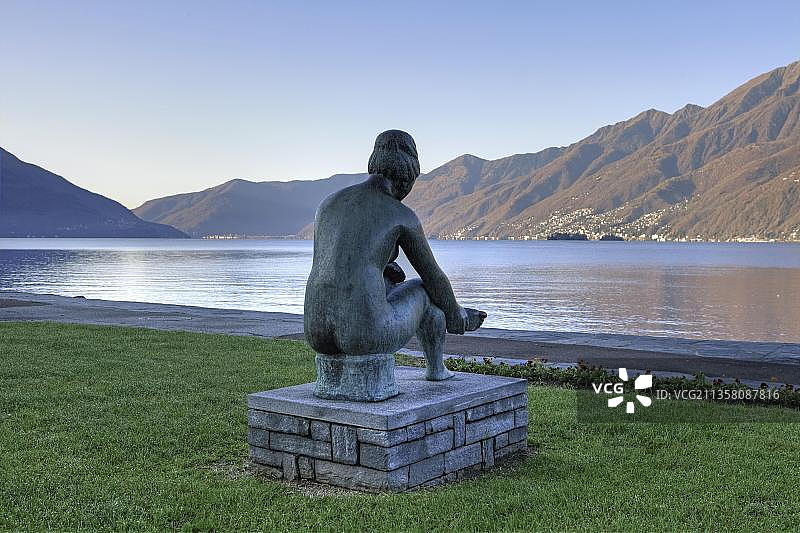 马焦雷湖畔长廊上的雕塑，瑞士阿斯科纳图片素材