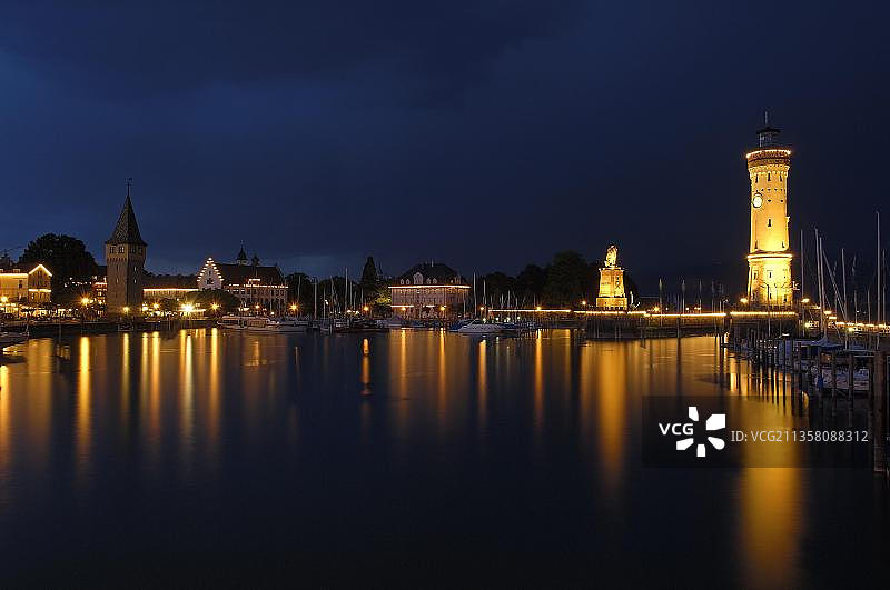 德国巴伐利亚林道康斯坦茨湖的海港入口和灯塔图片素材