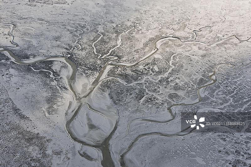 梅默特岛的潮汐通道和积雪覆盖的盐沼,兰泽尔瓦特,靠近北海博尔库姆岛,东弗里西亚,下萨克森瓦登海国家公园,下萨克森州,德国,欧洲图片素材
