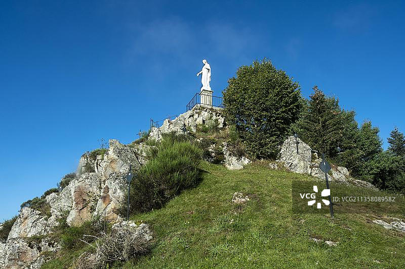法国奥弗涅-罗讷-阿尔卑斯地区利夫拉杜瓦-福雷斯地区自然公园昂贝尔附近的勒莫内斯蒂耶村庄图片素材
