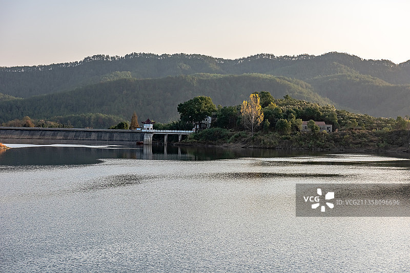 有亭子和山的湖图片素材