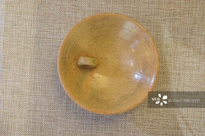 北京通州博物馆唐青釉撇口陶灯盏唐代 2017年宋庄镇宋庄村出图片素材