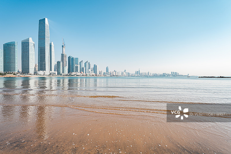青岛海滩城市天际线图片素材