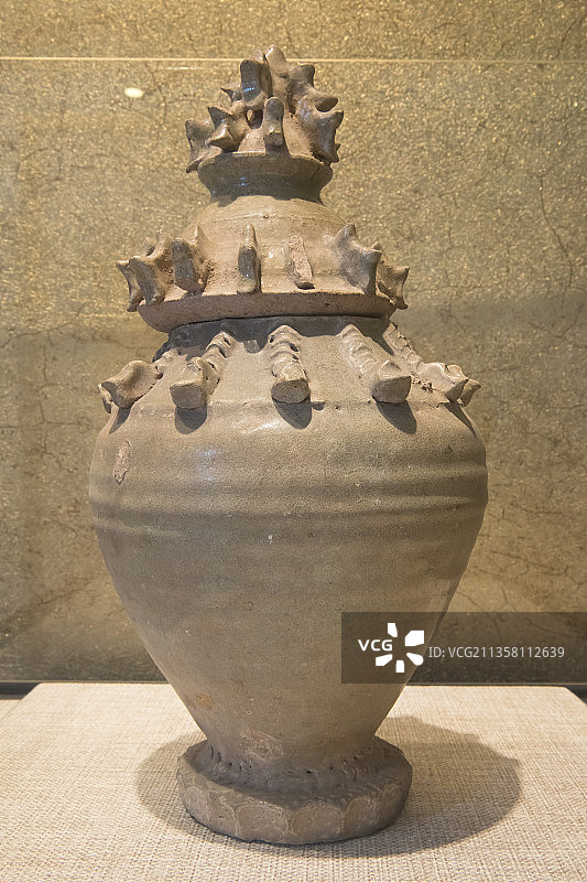 北京通州博物馆青瓷谷仓罐晋代2005年新城南街出土图片素材