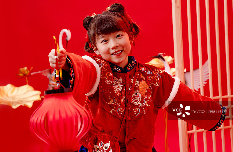 新年小女孩提着灯笼图片素材