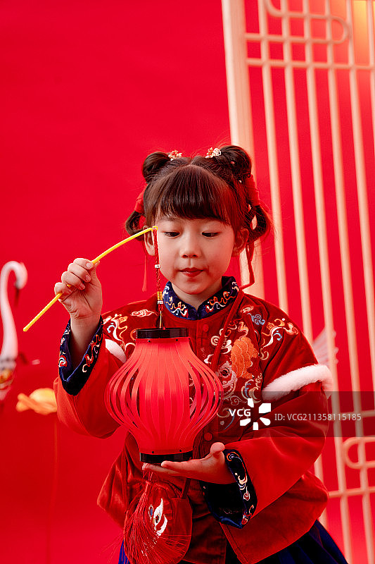 新年小女孩提着灯笼图片素材