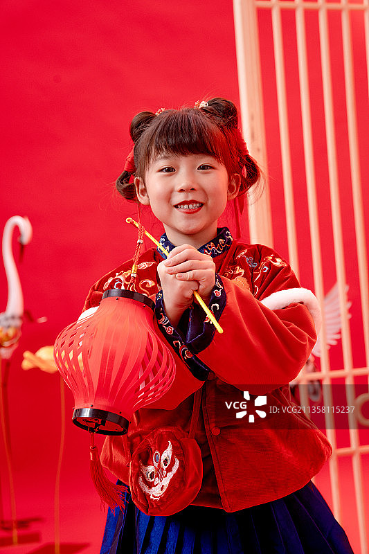 新年小女孩提着灯笼图片素材