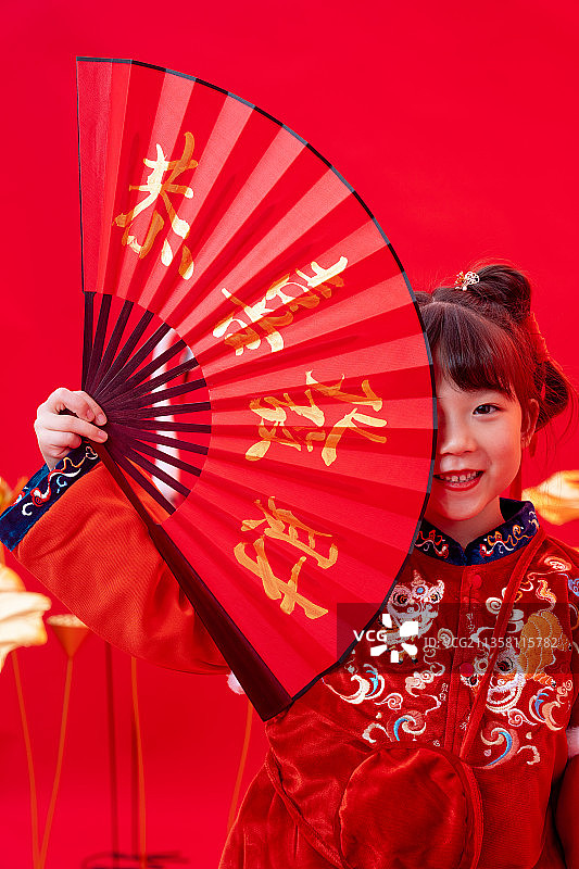 新年小女孩拿着扇子图片素材