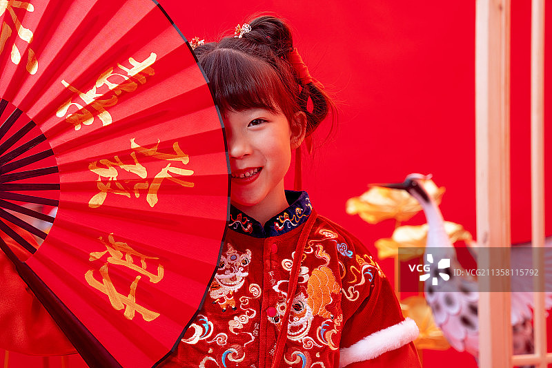 新年小女孩拿着扇子图片素材