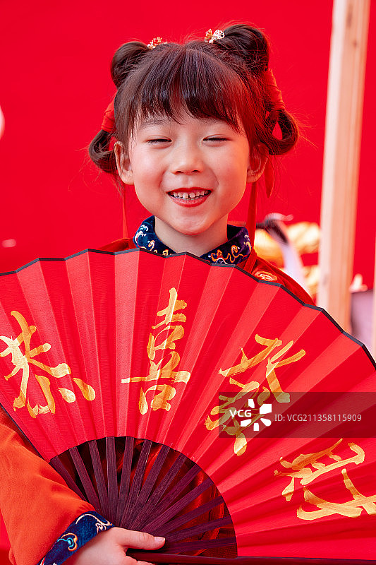 新年小女孩拿着扇子图片素材
