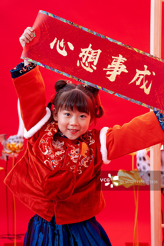 新年小女孩举着对联图片素材
