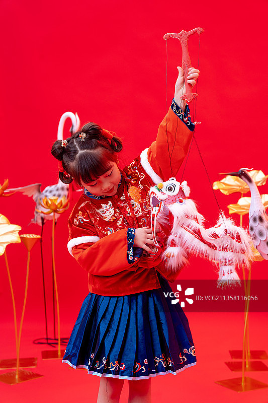 新年小女孩提着木偶狮子图片素材
