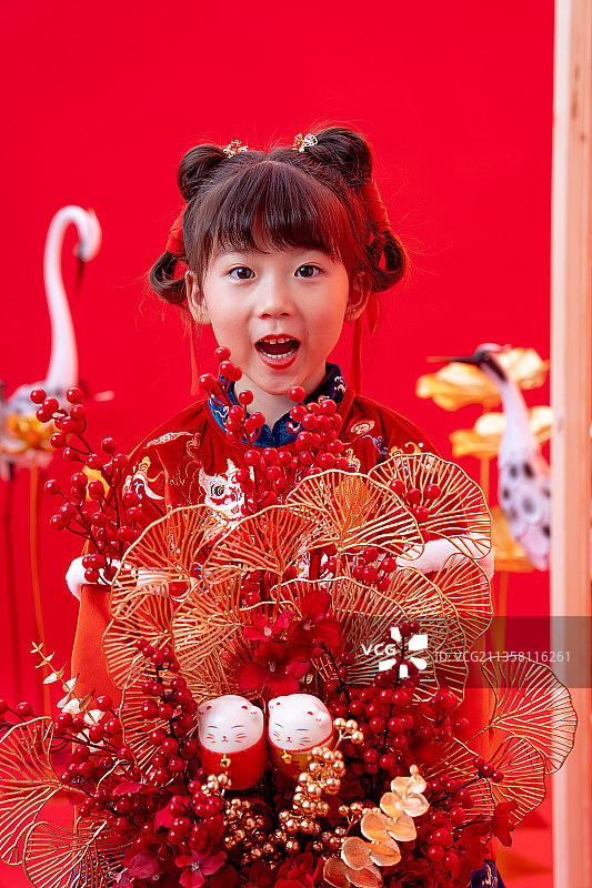 新年小女孩抱着花篮图片素材