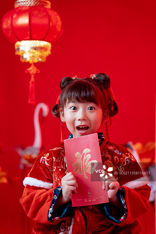 新年小女孩拿着红包肖像图片素材