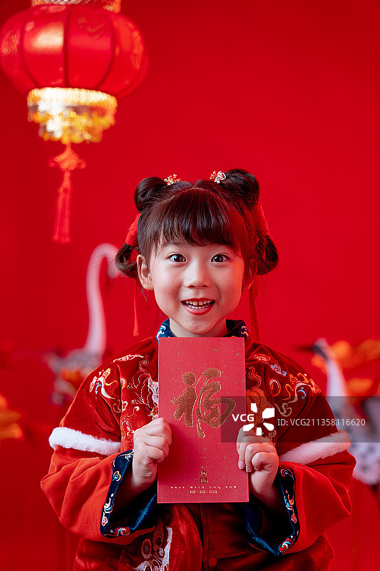 新年小女孩拿着红包肖像图片素材