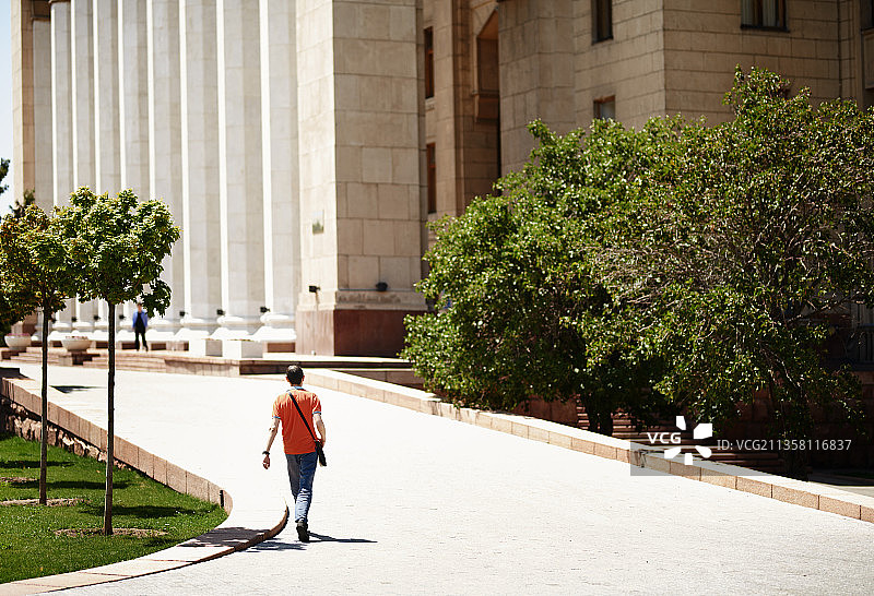 商务人士走向公共建筑的背影图片素材