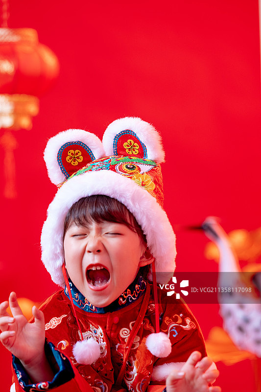 戴着老虎帽子的小女孩图片素材