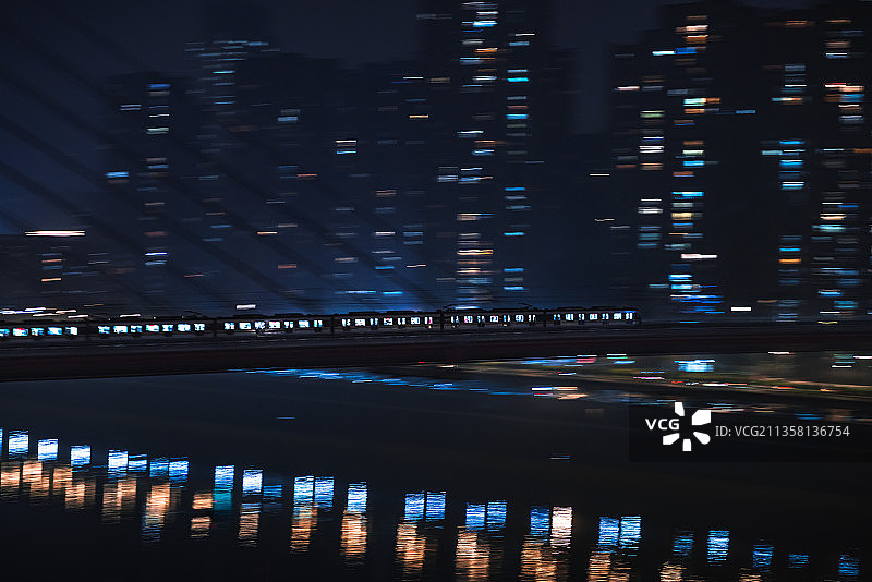 疾驰的山城夜班列车图片素材