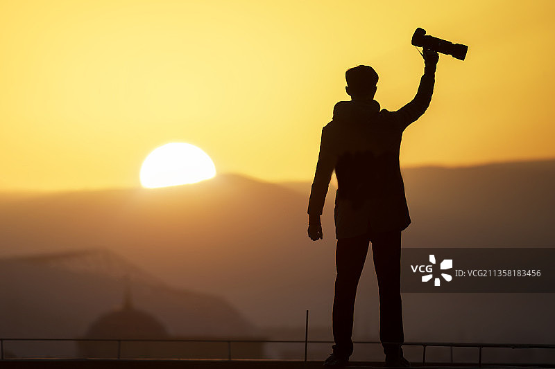 和太阳肩并肩图片素材