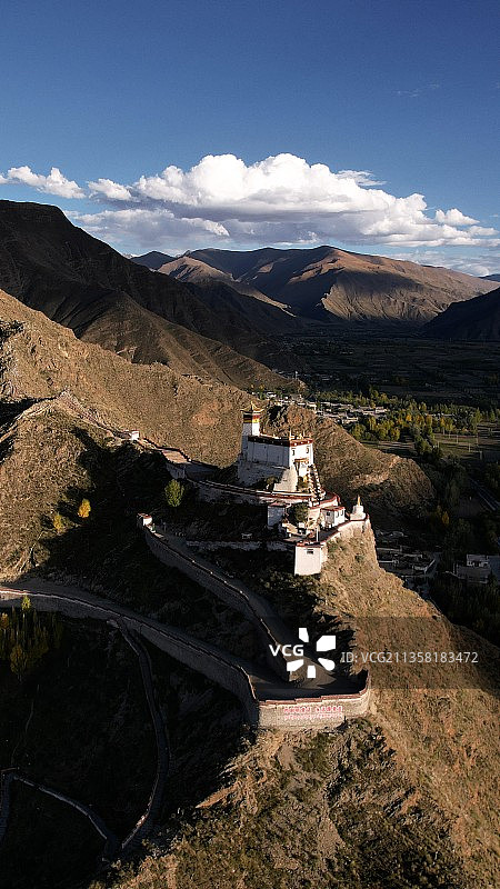 夕照·西藏第一座宫殿——雍布拉康图片素材