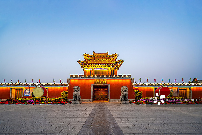 中国河南开封开封府城楼夜景图片素材