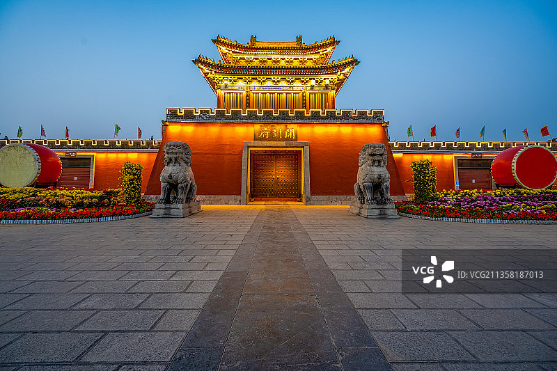 中国河南开封开封府城楼夜景图片素材