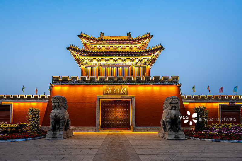 中国河南开封开封府城楼夜景图片素材