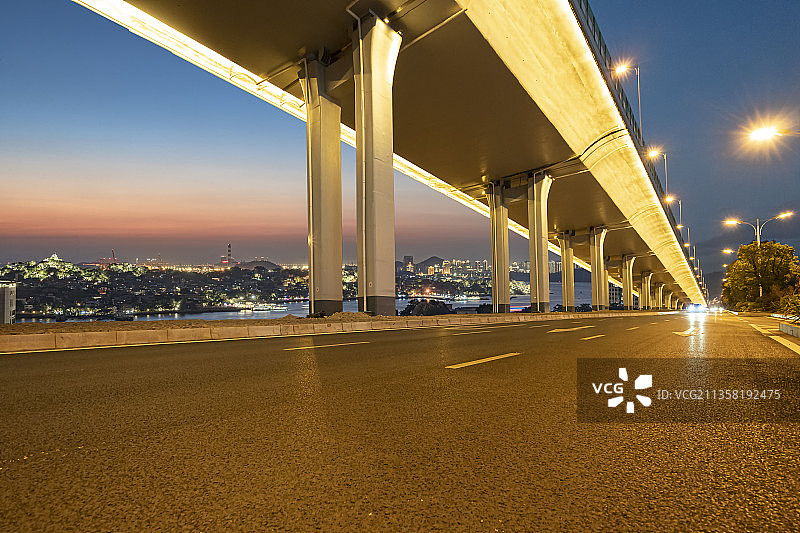城市夜景前的高架桥及柏油路图片素材