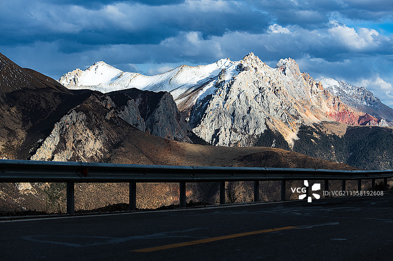 雪山下的公路图片素材