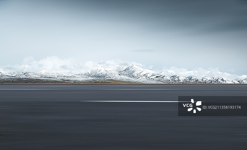 雪山及高速路图片素材