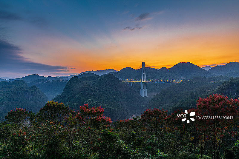 恩施清江大桥，灯笼花扮靓秋色，日出晨曦，堆栈摄影图片素材